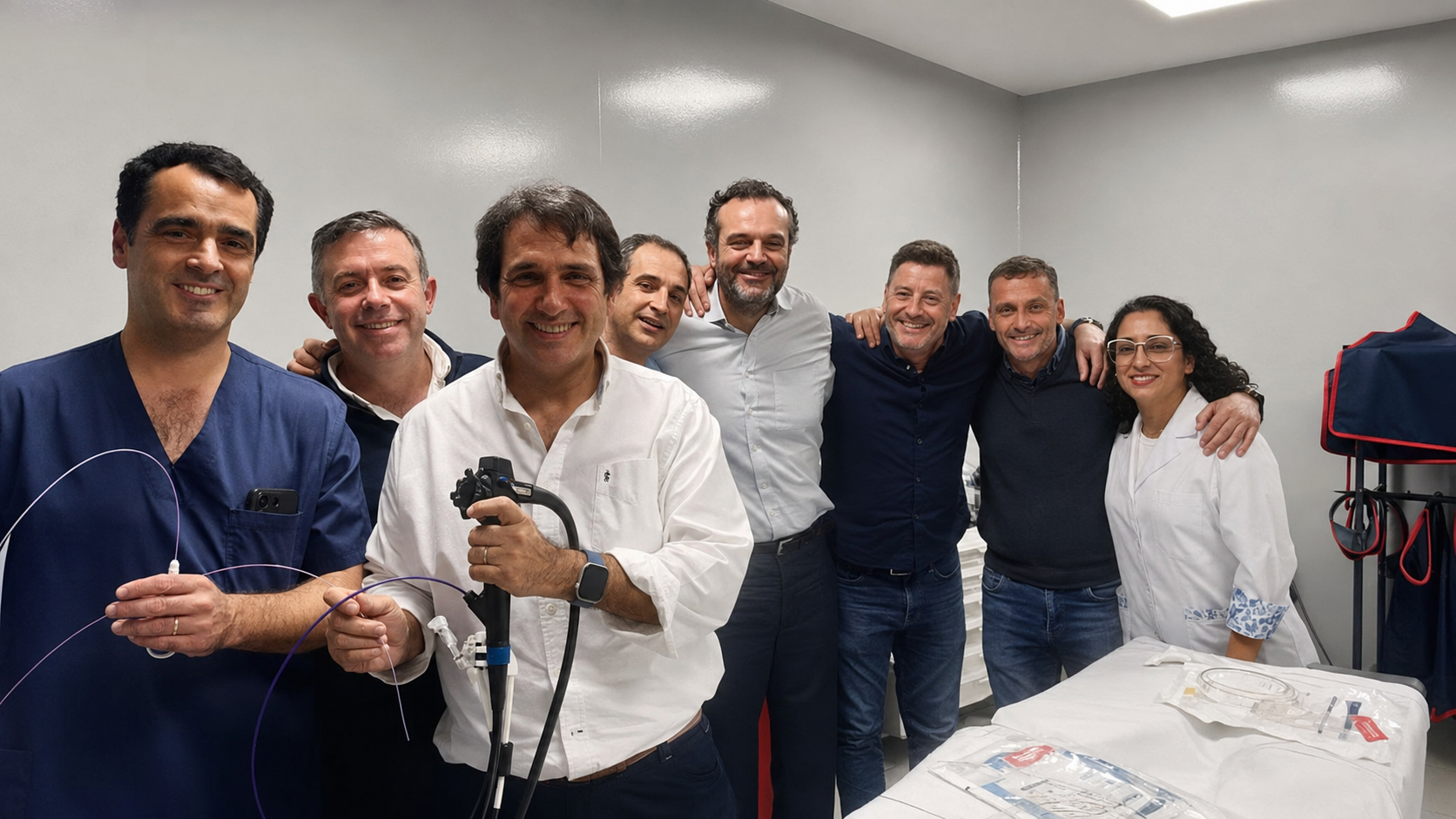 Dr. Federico De Simone junto a profesionales de endoscopía digestiva